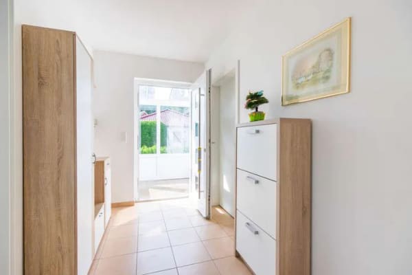 Immobilie in Gingst - Energieeffizienter und barrierearmer KFW55-Bungalow mit Reetdach-Scheune in Gingst OT Volsvitz - Bild 1