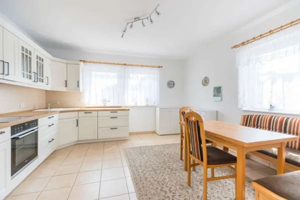 Immobilie in Gingst - Energieeffizienter und barrierearmer KFW55-Bungalow mit Reetdach-Scheune in Gingst OT Volsvitz - Bild 2
