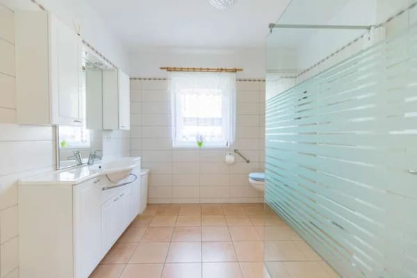 Immobilie in Gingst - Energieeffizienter und barrierearmer KFW55-Bungalow mit Reetdach-Scheune in Gingst OT Volsvitz - Bild 4