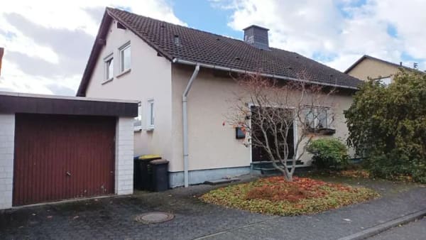 Immobilie in Meschede - Freistehendes Einfamilienhaus mit Garage und großem Garten in Meschede-Wennemen - Bild 0