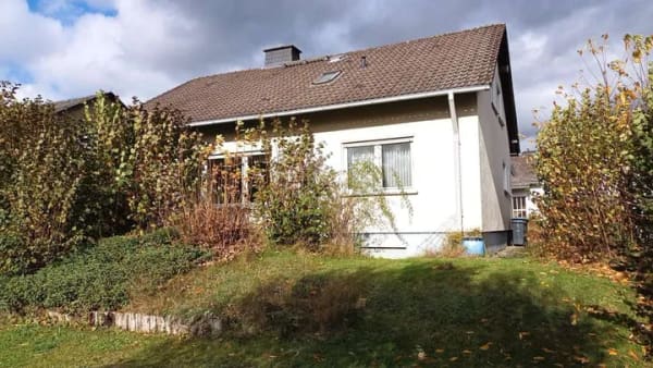Immobilie in Meschede - Freistehendes Einfamilienhaus mit Garage und großem Garten in Meschede-Wennemen - Bild 1