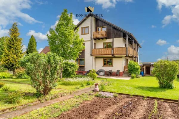 Immobilie in Aichhalden - 2-Fam.-Haus mit großem Sonnengrundstück & Ausbaupotenzial im DG - im Sommer 2026 noch einziehen! - Bild 0