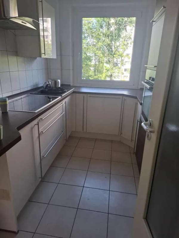 Immobilie in Schwalbach - Gepflegte Eigentumswohnung im 4. Obergeschoss mit Südwestbalkon, Stellplatz und Einbauküche - Bild 2