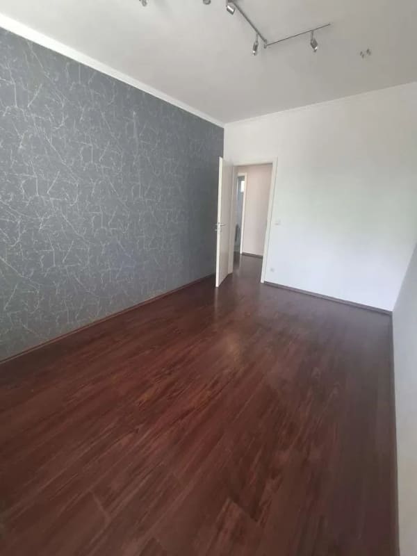 Immobilie in Schwalbach - Gepflegte Eigentumswohnung im 4. Obergeschoss mit Südwestbalkon, Stellplatz und Einbauküche - Bild 3