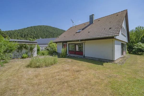 Immobilie in Alpirsbach - Na hier geht die Sonne auf! Freistehendes Haus mit vielen Möglichkeiten - sonnig, freistehend, attraktiv - Bild 0
