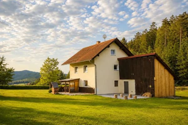 Immobilie in Saldenburg - Charmantes Sacherl in Alleinlage mit 1.613 m² Grundstück und Ausbaupotenzial im Bayerischen Wald - Bild 1