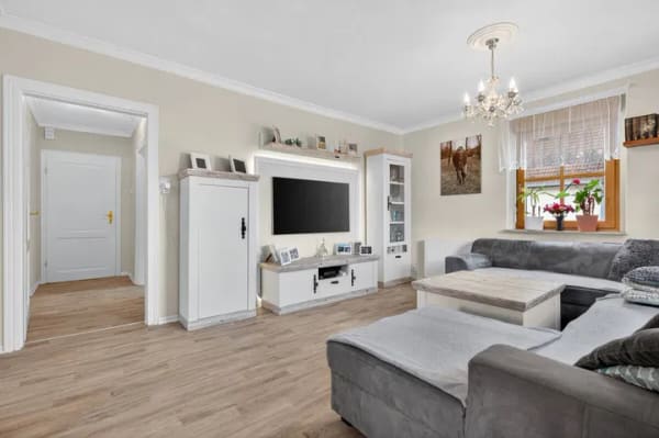 Immobilie in Wiernsheim - PROVISIONSFREI! Einfamilienhaus mit großem Garten, Pool und vielseitiger Scheune - Bild 2