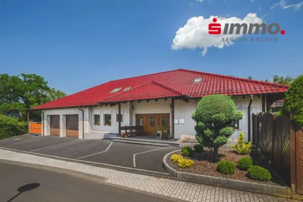Immobilie in Langerwehe - Gepflegtes Zweifamilienhaus mit Doppelgarage, Garten, Terrasse und Dachterrasse in Langerwehe-Hamich - Bild 0