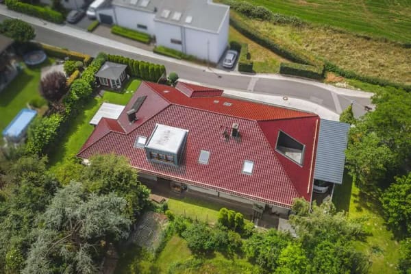 Immobilie in Langerwehe - Gepflegtes Zweifamilienhaus mit Doppelgarage, Garten, Terrasse und Dachterrasse in Langerwehe-Hamich - Bild 2