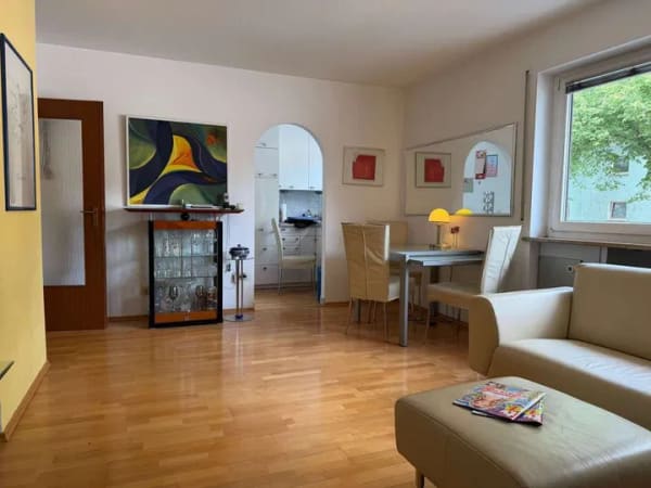 Immobilie in München - BESICHTIGUNGSTERMIN: SONNTAG, 19.07.26  2-Zimmer-EG-Hochparterre-Wohnung mit Balkon! - Bild 0