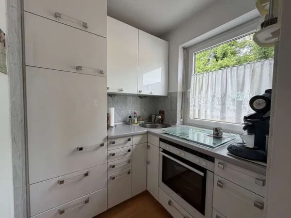 Immobilie in München - BESICHTIGUNGSTERMIN: SONNTAG, 19.07.26  2-Zimmer-EG-Hochparterre-Wohnung mit Balkon! - Bild 1