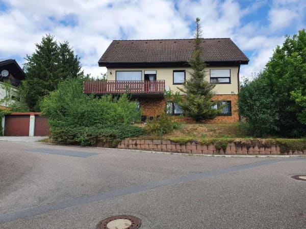 Immobilie in Krautheim - Wohnraum mit Perspektive – Einfamilienhaus mit Einliegerwohnung, Garten und zwei Garagen - Bild 0