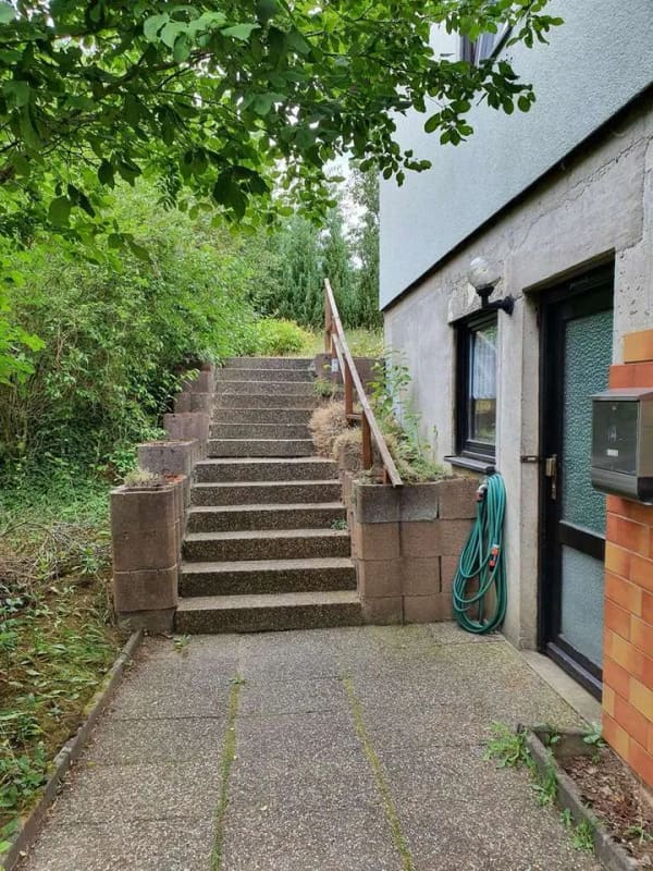 Immobilie in Krautheim - Wohnraum mit Perspektive – Einfamilienhaus mit Einliegerwohnung, Garten und zwei Garagen - Bild 2