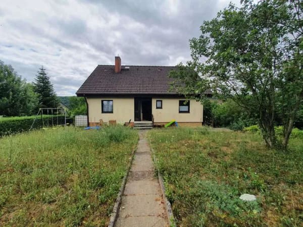 Immobilie in Krautheim - Wohnraum mit Perspektive – Einfamilienhaus mit Einliegerwohnung, Garten und zwei Garagen - Bild 3
