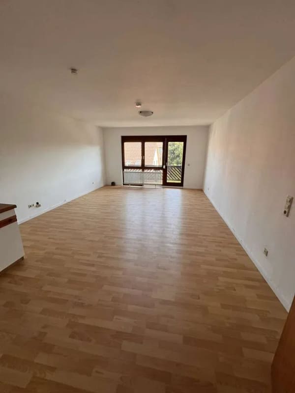 Immobilie in Bad Krozingen - Sofort bezugsfrei: Großzügige 1-Zimmer-Wohnung mit Balkon und Weitblick! - Bild 2