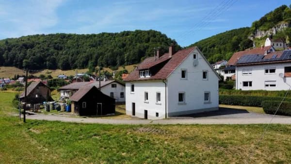 Immobilie in Schelklingen - Älteres Einfamilienhaus in herrlicher Ortsrandlage von Schelklingen/Hütten - Bild 1