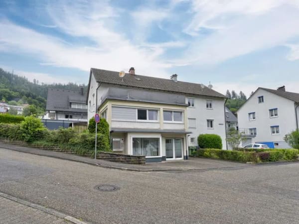 Immobilie in Oberwolfach - Rendite durch Eigenleistung: WGH mit 4 Wohnungen & modernisierter Gewerbefläche in Wolfach - Bild 0