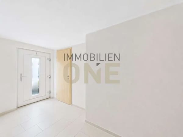 Immobilie in Kümmersbruck - 2,5 Zimmer-Souterrainwohnung mit großer Terrasse und Garage - Bild 1