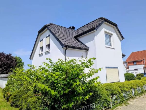 Immobilie in Brake - PROVISIONSFREI für Käufer!! Solides Einfamilienhaus auf großem Grundstück! - Bild 0
