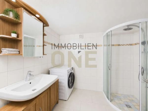 Immobilie in Kümmersbruck - Gepflegtes Mehrfamilienhaus mit drei Wohneinheiten und attraktivem Außenbereich - Bild 1