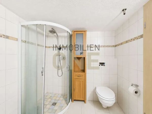 Immobilie in Kümmersbruck - Gepflegtes Mehrfamilienhaus mit drei Wohneinheiten und attraktivem Außenbereich - Bild 2