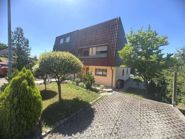 Immobilie in Fichtenberg - Schöner wohnen am Waldrand. Gepflegtes, großzügiges Reiheneckhaus mit Aussicht &  2 Balkonen - Bild 1