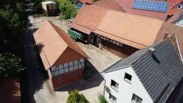 Immobilie in Herleshausen - Wohnhaus mit Scheunen und Stallungen in Herleshausen OT Breitzbach - Förderung möglich ! - Bild 0