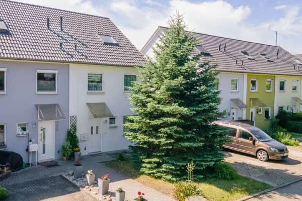 Immobilie in Rüdersdorf bei Berlin - Mit Keller, ausgebautem Dach, Carport und Süd-Terrasse: Vermietetes Reihenendhaus in Rüdersdorf - Bild 1