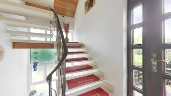 Immobilie in Enkenbach-Alsenborn - Großzügiges Zweifamilienhaus mit Terrasse, Balkon und 3 Garagen - Bild 1