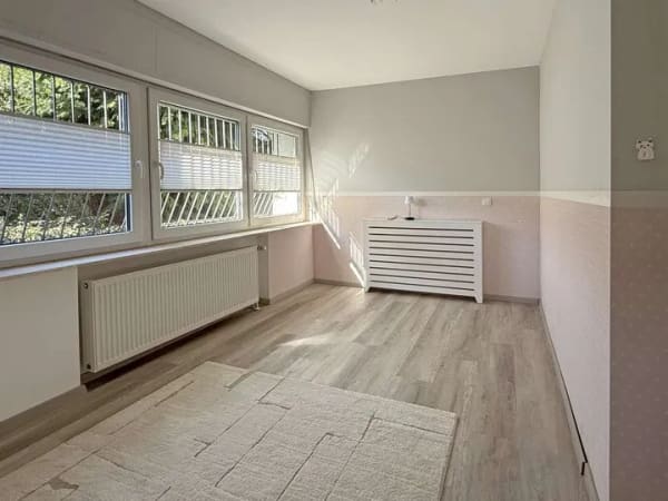 Immobilie in Waldesch - Modernisiertes Einfamilienhaus mit schönem Gartengrundstück und Garage - Bild 3