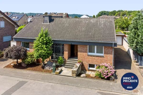 Immobilie in Frechen - Freistehendes Einfamilienhaus mit Einliegerwohnung und viel Potenzial - Bild 0