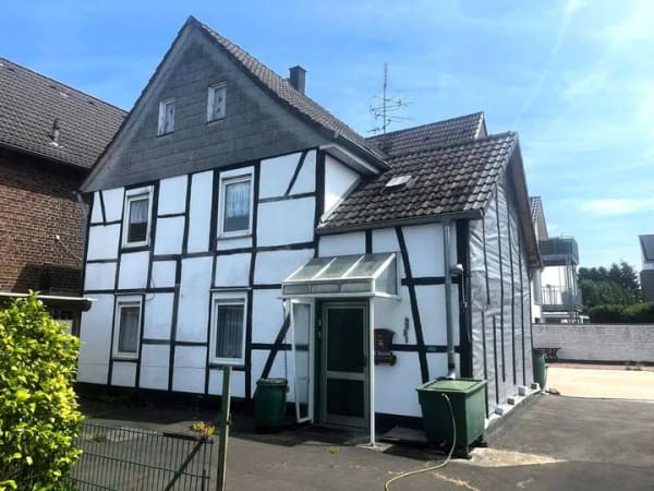 Immobilie in Leverkusen - 2-Parteien-Fachwerkhaus mit Bauplatz - Bild 0