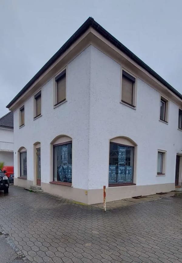 Immobilie in Neuötting - Wohn- und Geschäftsvorstadthaus mit Einliegerwohnung und Parkplätzen in sehr guter zentraler Lage - Bild 0