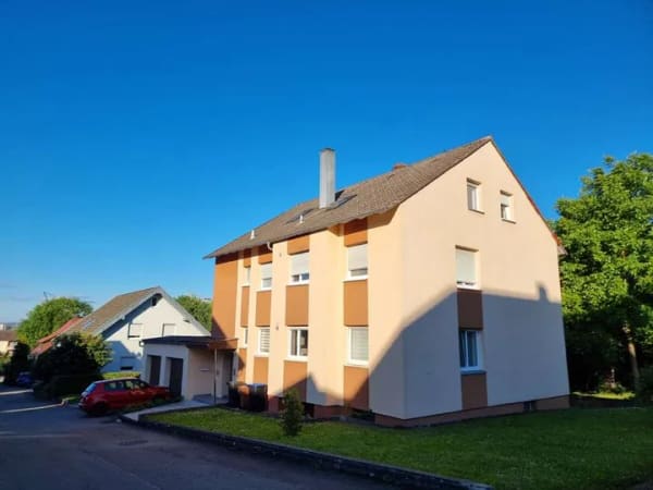 Immobilie in Crailsheim - Vielseitiges Dreifamilienhaus mit großzügigem Platzangebot in ruhiger Wohnlage von Crailsheim-Roßfel - Bild 0