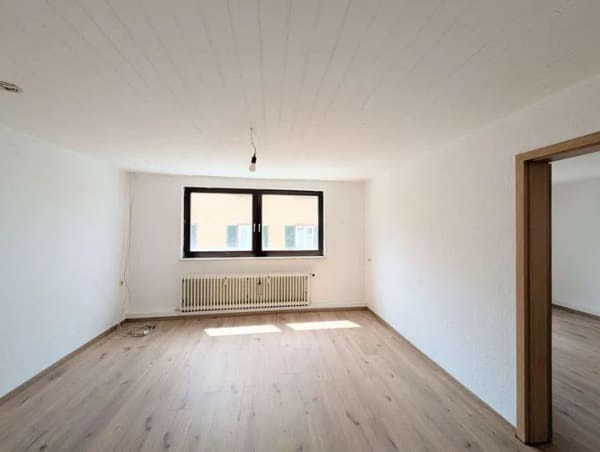 Immobilie in Oberndorf am Neckar - Bezugsfrei: Eigentumswohnung mit großer Terrasse, Einbauküche und vielseitigen Nutzungsmöglichkeiten - Bild 2