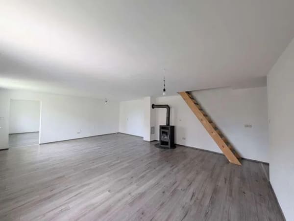 Immobilie in Oberndorf am Neckar - Bezugsfrei: Wohnen auf zwei Ebenen – großzügige Maisonette-Whg., Kamin und 3 Bädern - Bild 1