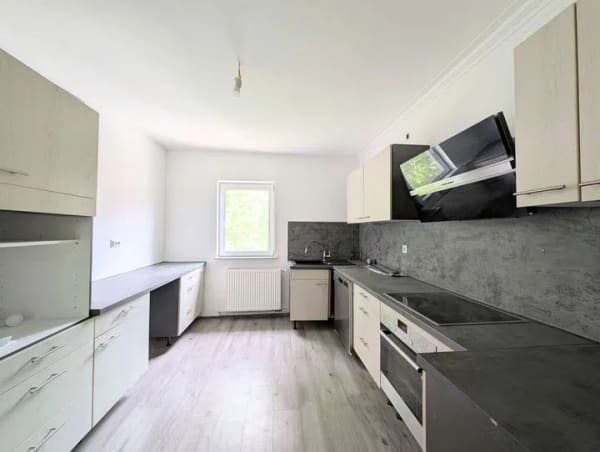 Immobilie in Oberndorf am Neckar - Bezugsfrei: Wohnen auf zwei Ebenen – großzügige Maisonette-Whg., Kamin und 3 Bädern - Bild 2