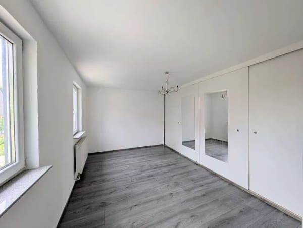 Immobilie in Oberndorf am Neckar - Bezugsfrei: Wohnen auf zwei Ebenen – großzügige Maisonette-Whg., Kamin und 3 Bädern - Bild 3