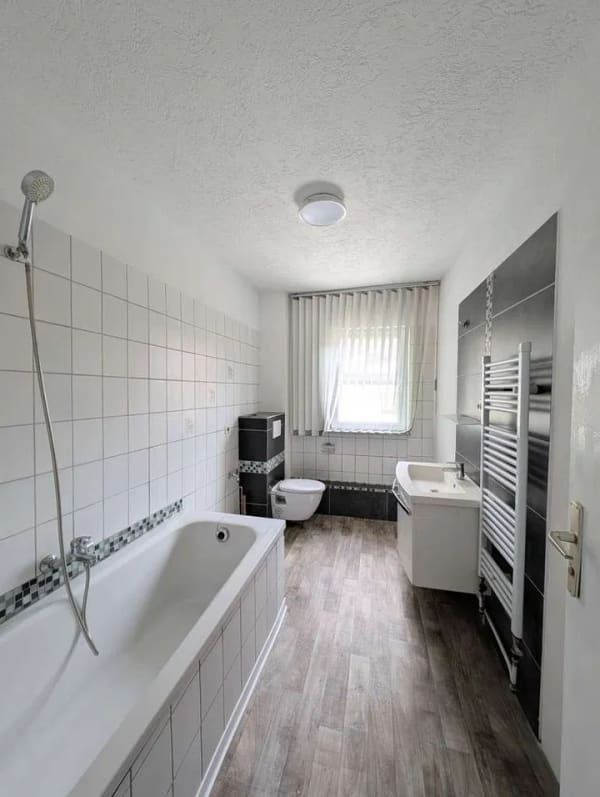 Immobilie in Oberndorf am Neckar - Bezugsfrei: Wohnen auf zwei Ebenen – großzügige Maisonette-Whg., Kamin und 3 Bädern - Bild 4