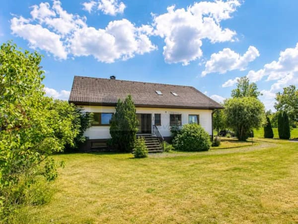 Immobilie in Tuningen - Viel Platz in Tuningen: Wohnhaus mit weitläufigem Grundstück, großer Südterrasse, sehr geräumiger Do - Bild 0
