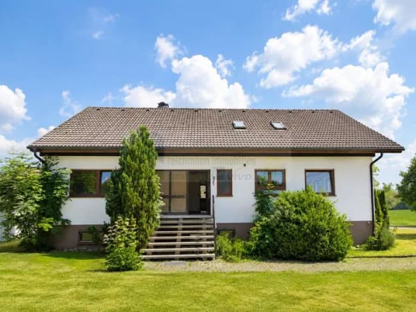 Immobilie in Tuningen - Viel Platz in Tuningen: Wohnhaus mit weitläufigem Grundstück, großer Südterrasse, sehr geräumiger Do - Bild 1