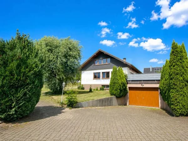 Immobilie in Tuningen - Viel Platz in Tuningen: Wohnhaus mit weitläufigem Grundstück, großer Südterrasse, sehr geräumiger Do - Bild 2