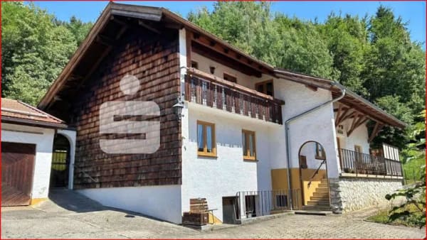 Immobilie in Teisendorf - "IHR RÜCKZUGSORT IM GRÜNEN - Haus mit Potential in idyllischer Hanglage ! " - Bild 0