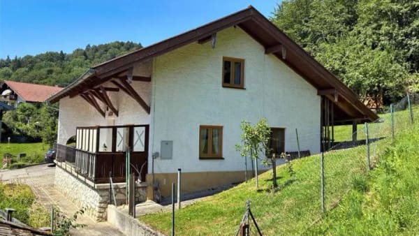 Immobilie in Teisendorf - "IHR RÜCKZUGSORT IM GRÜNEN - Haus mit Potential in idyllischer Hanglage ! " - Bild 1