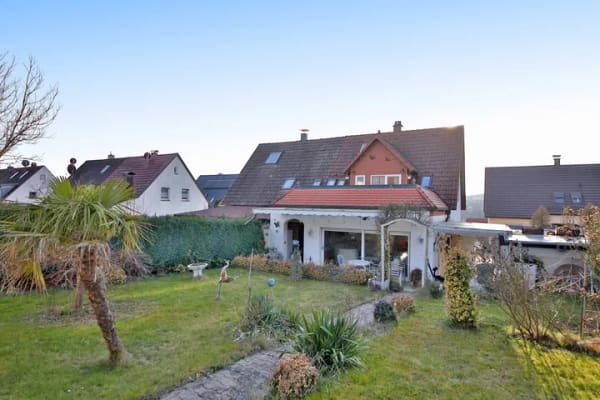 Immobilie in Tiefenbronn - Ruhige Lage, sonniger Garten, Garage – Doppelhaushälfte zum Modernisieren - Bild 1