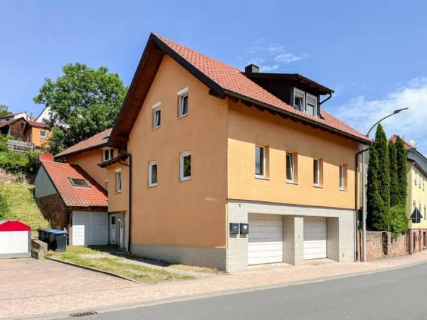 Immobilie in Kirchzell - Zwei Wohneinheiten, Gartenanteil und drei Garagen - Wohnhaus in Kirchzell - Bild 0