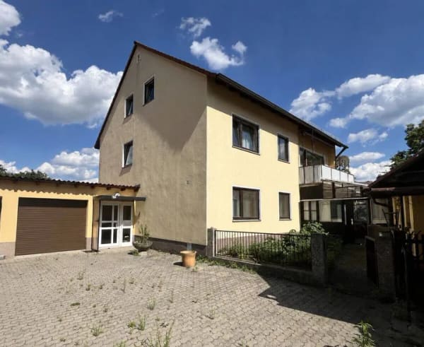 Immobilie in Roßtal - Rendite & Potenzial mitten in Roßtal: Großes Mehrfamilienhaus, Garagen & 2 zusätzliche Häuser auf einem Grundstück! - Bild 1