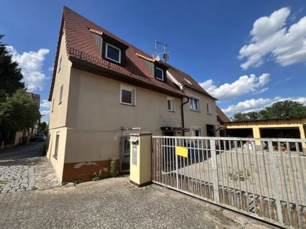 Immobilie in Roßtal - Rendite & Potenzial mitten in Roßtal: Großes Mehrfamilienhaus, Garagen & 2 zusätzliche Häuser auf einem Grundstück! - Bild 2