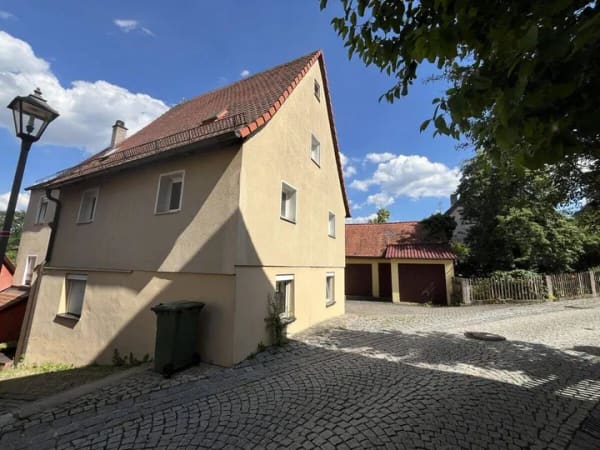 Immobilie in Roßtal - Rendite & Potenzial mitten in Roßtal: Großes Mehrfamilienhaus, Garagen & 2 zusätzliche Häuser auf einem Grundstück! - Bild 3