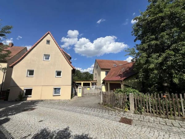Immobilie in Roßtal - Rendite & Potenzial mitten in Roßtal: Großes Mehrfamilienhaus, Garagen & 2 zusätzliche Häuser auf einem Grundstück! - Bild 4